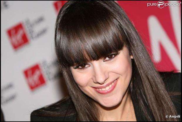Alizée dédicaçait son nouvel album, Une Enfant du siècle, au Virgin Megastore des Champs-Elysées à Paris, le 29 mars 2010