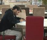 David profite de son temps libre pour écrire dans son journal intime  