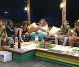 Apéro en famille pour les fermiers en attendant la connexion avec Benjamin Castaldi  