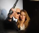 Vanessa Paradis lors du défilé Chanel automne/hiver 2010 2011 avec Karl Lagerfeld<br />