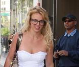 Britney Spears se rend dans un magasin Bebe de Beverly Hills, mercredi 31 mars... Vers un changement de look ?