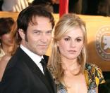 Anna Paquin et son fiancé Stephen Moyer. L'actrice participe à la nouvelle campagne du True Colours Fund et en profite pour déclarer qu'elle est bisexuelle, mars 2010 !