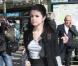 Selena Gomez lors de son escapade parisienne : une jupe boule taille haute, un long gilet en maille, des low boots ouvertes, elle est au top !