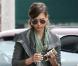 Jessica Alba fidèle à son look city de motarde avec un sublime perfecto, des bottes looses et lacées et un simple jean. Le détail qui tue ? le foulard vert.