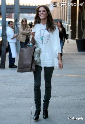 Alessandra Ambrosio choisi un top XXL, un jean moulant et des accessoires qui tuent. It-bag Balenciaga et collier coloré. Une ode à l'été.