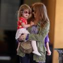 Isla Fisher : La jeune mariée profite de son irrésistible fillette déjà très fashion !