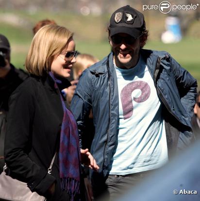 Renée Zellweger et Bradley Cooper sur le tournage de  The Dark Fields , à Central Park, sur l'île de Manhattan, à New York, le 1er avril 2010.