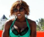 Serena Williams porte un maillot de bain vert émeraude à dentelle alors qu'elle bronze sur la plage de South Beach à Miami le 2 avril 2010