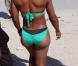 Serena Williams porte un maillot de bain vert émeraude à dentelle alors qu'elle bronze sur la plage de South Beach à Miami le 2 avril 2010