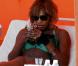 Serena Williams porte un maillot de bain vert émeraude à dentelle alors qu'elle bronze sur la plage de South Beach à Miami le 2 avril 2010