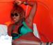 Serena Williams porte un maillot de bain vert émeraude à dentelle alors qu'elle bronze sur la plage de South Beach à Miami le 2 avril 2010