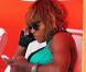 Serena Williams porte un maillot de bain vert émeraude à dentelle alors qu'elle bronze sur la plage de South Beach à Miami le 2 avril 2010