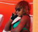 Serena Williams porte un maillot de bain vert émeraude à dentelle alors qu'elle bronze sur la plage de South Beach à Miami le 2 avril 2010