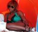 Serena Williams porte un maillot de bain vert émeraude à dentelle alors qu'elle bronze sur la plage de South Beach à Miami le 2 avril 2010