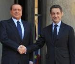 Nicolas Sarkozy accueille Silvio Berlusconi sur le perron de l'Elysée, le 9 avril 2010.