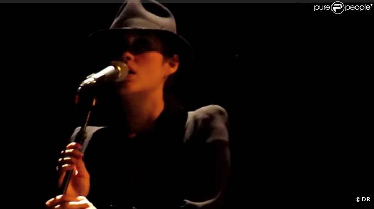 Marion Cotillard, en garçonne chapeautée, accompagne Maxim Nucci et Yodelice en tournée...