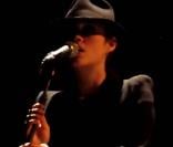 Marion Cotillard, en garçonne chapeautée, accompagne Maxim Nucci et Yodelice en tournée...