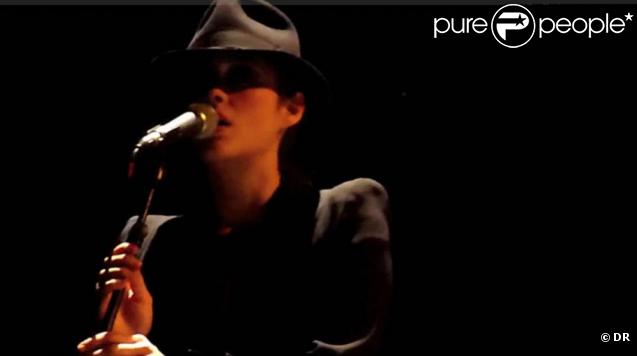 Marion Cotillard, en garçonne chapeautée, accompagne Maxim Nucci et Yodelice en tournée...