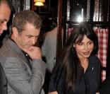 Mel Gibson et Oksana Grigorieva dînent au restaurant L'Ami Louis, à Paris, en février 2010
