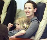 Jennifer Garner et sa fille Violet en séance de pédicure (16 avril 2010 à Brentwood)