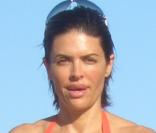 Lisa Rinna en bikini à la plage