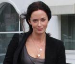 La ravissante Emily Blunt affiche fièrement sa nouvelle coupe de cheveux, à la sortie d'un salon de coiffure de Beverly Hills, le 21 avril 2010.