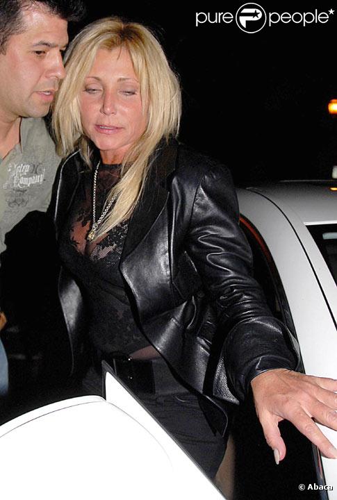 Pamela Bach sotr d'une soirée visiblement éméchée en octobre 2007 à Los Angeles 