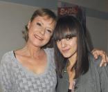Dans les coulisses de son concert à l'Olympia, le 17 avril 2010,  Dorothée retrouve la chanteuse Alizée.