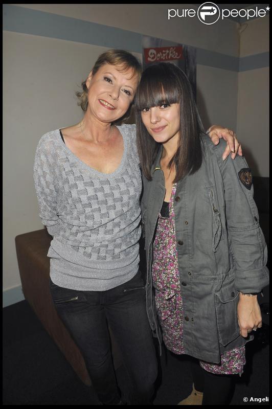 Dans les coulisses de son concert à l'Olympia, le 17 avril 2010,  Dorothée retrouve la chanteuse Alizée.