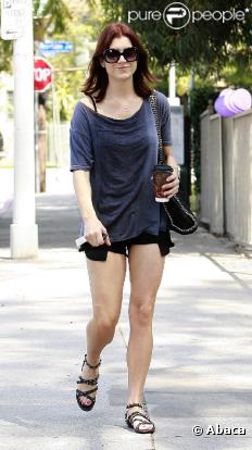 Kate Walsh porte un micro-short pour se rendre à une réunion des Al-Anon le 25 avril 2010 à Los Angeles  
