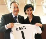Florentino Perez offre un maillot du Real Madrid à Rachida Dati. Il est  personnalisé à son nom ! 26/04/2010