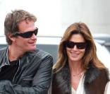 Cindy Crawford, parfaite même dans un simple jean... Mais comment fait-elle ?