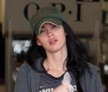Deux versions de Megan Fox : au naturel un tantinet fatiguée ou en bombe fatale du western !