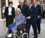 Camilla Parker Bowles : Chaud devant, c'est son mari le prince Charles qui est aux commandes de son fauteuil roulant !