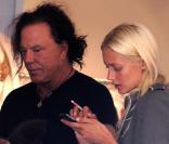 Mickey Rourke et Anastassija en virée shopping à Los Angeles, le 28 avril 2010 !