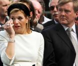 Le 29 avril 2010, la famille royale batave, réunie autour de la reine Beatrix, honorait la mémoire des sept victimes de l'attentat de la Journée de la reine 2009...