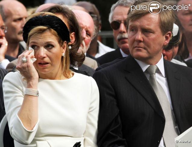 Le 29 avril 2010, la famille royale batave, réunie autour de la reine Beatrix, honorait la mémoire des sept victimes de l'attentat de la Journée de la reine 2009...