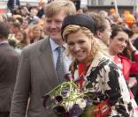 Le 30 avril 2010, après avoir honoré la veille la mémoire des sept victimes de l'attentat perpétré en 2009, la famille néerlandaise a célébré la reine Beatrix lors de la Journée de la Reine 2010. Et Maxima avait retrouvé le sourire... et le look !
