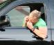 Dolph Lundgren en voiture dans les rues de Los Angeles