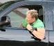 Dolph Lundgren en voiture dans les rues de Los Angeles