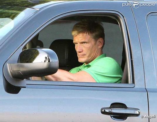 Dolph Lundgren en voiture dans les rues de Los Angeles