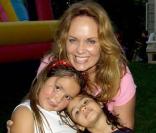 Catherine Bach avec ses deux filles en août 2002