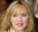 Kim Cattrall arbore un beau décolleté (2004) 
