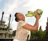China Moses, voix du personnage de Tiana dans  La Princesse et la  Grenouille , s'est rendu à Disneyland Paris, il y a quelques jours  pour revêtir le costume de la Princesse.