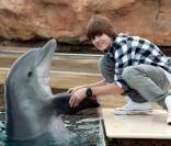 Justin Bieber, star des ados, se rend au parc aquatique Atlantis  Paradise Island avec des amis, et partage un moment privilégié avec des  dauphins et une otarie, il y a quelques jours, aux Bahamas.