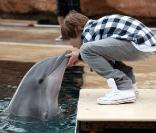 Justin Bieber, star des ados, se rend au parc aquatique Atlantis  Paradise Island avec des amis, et partage un moment privilégié avec des  dauphins et une otarie, il y a quelques jours, aux Bahamas.