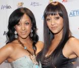 Les soeurs Tia et Tamara Mowry lors de la soirée A&E Upfront Party au IAC Building le 5 mai 2010 à New York 