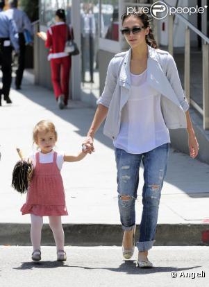 Jessica Alba à Beverly Hills le 6 mai 2010 avec son adorable Honor
