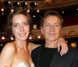 Bernard Giraudeau soutient sa fille Sara lorsqu'elle reçoit le Molière de la révélation théâtrale à Paris, le 14 mai 2007 !