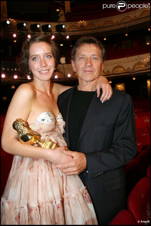Bernard Giraudeau soutient sa fille Sara lorsqu'elle reçoit le Molière de la révélation théâtrale à Paris, le 14 mai 2007 !